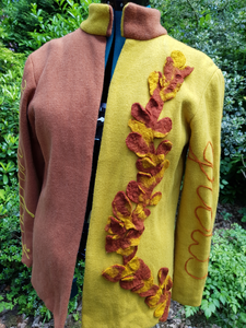 Unieke, kleurrijke duurzame jassen en jurken met een maatschappelijke boodschap.