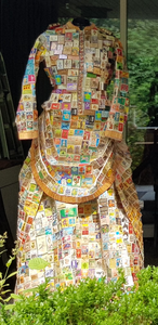 Persoonlijke verhalen worden vormgegeven in kostuums